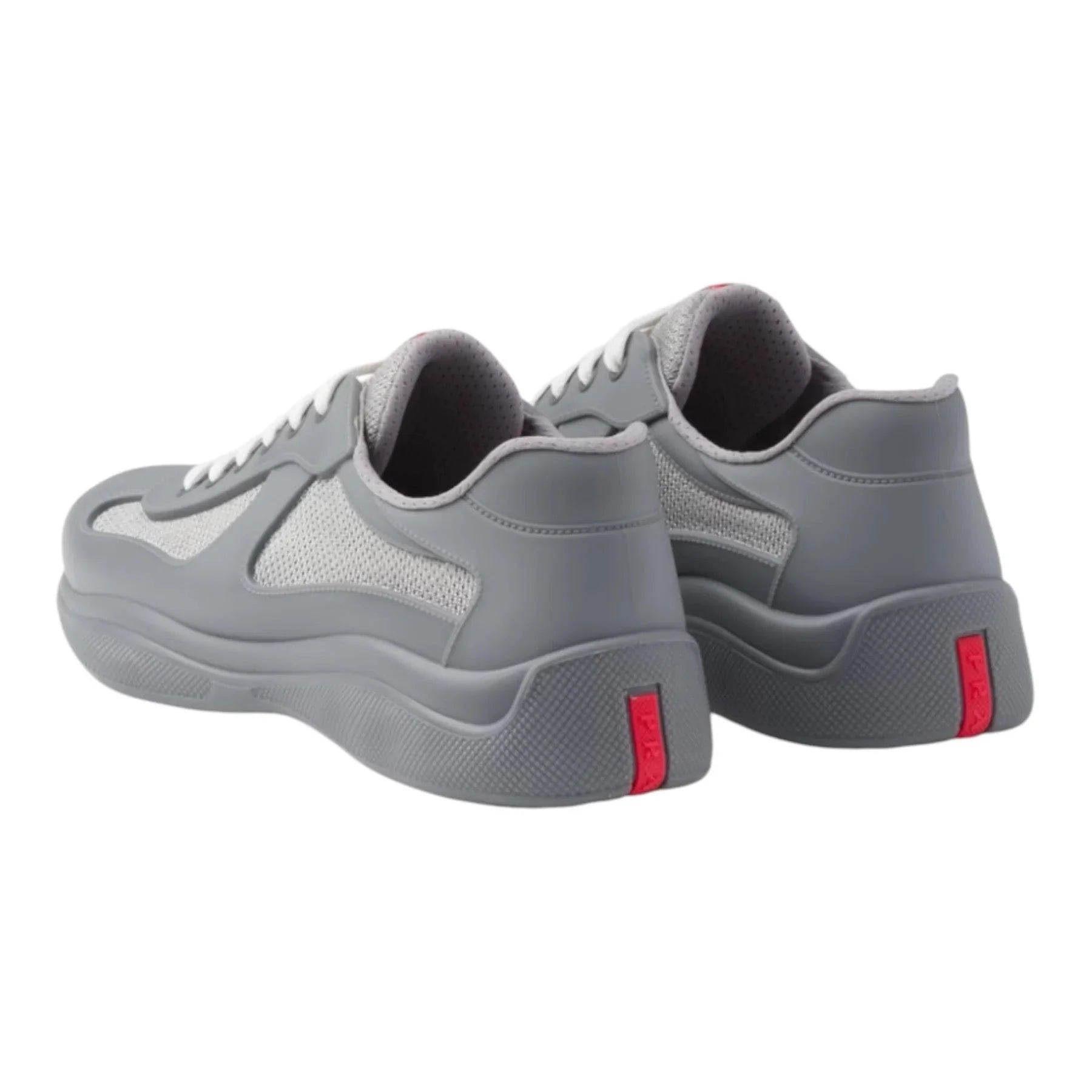 Sneaker mit der Aufschrift „Leather Cups“